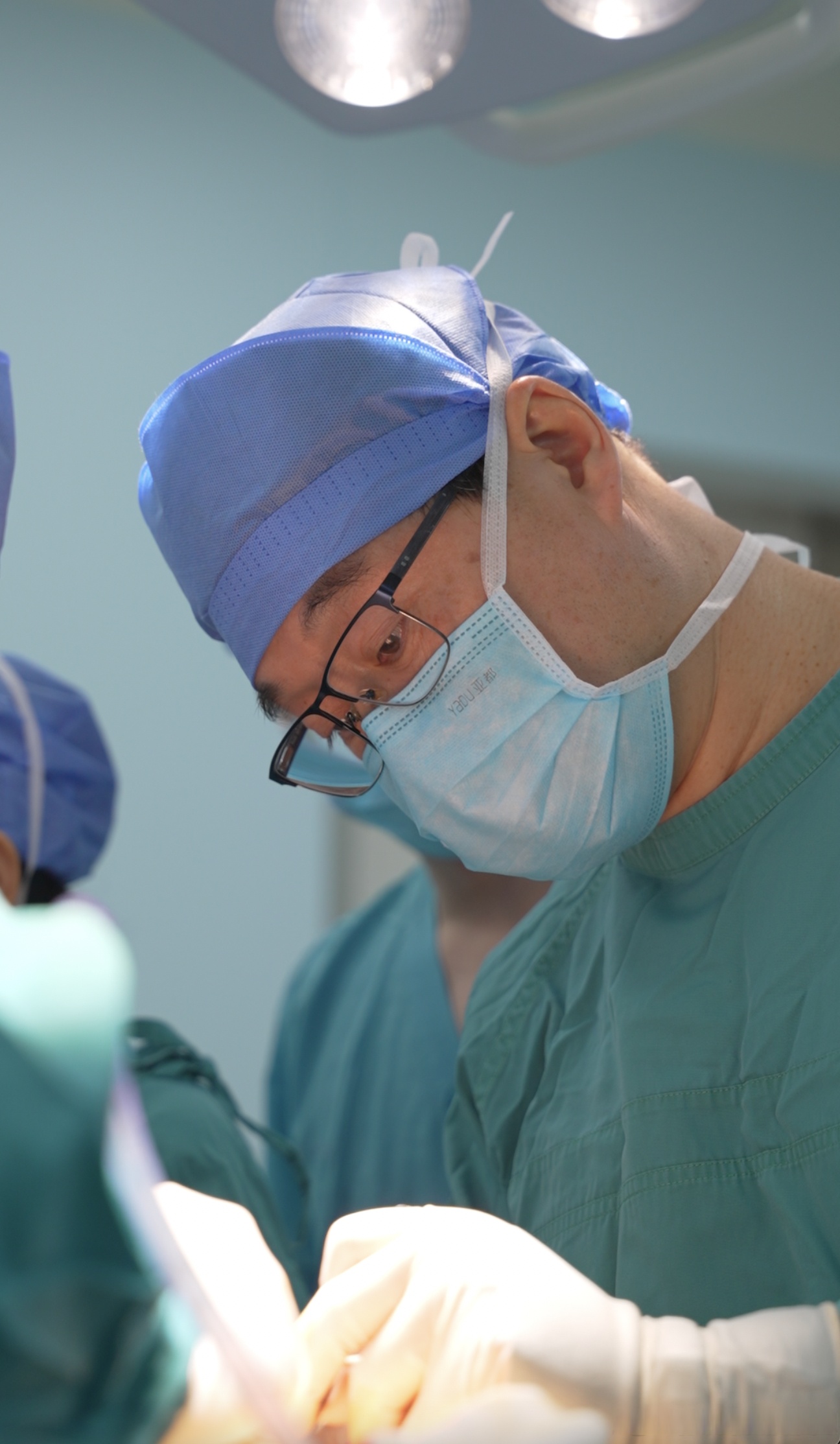 那很多人受伤都是急诊先处理,能否再找整形医生重新美容缝合呢?