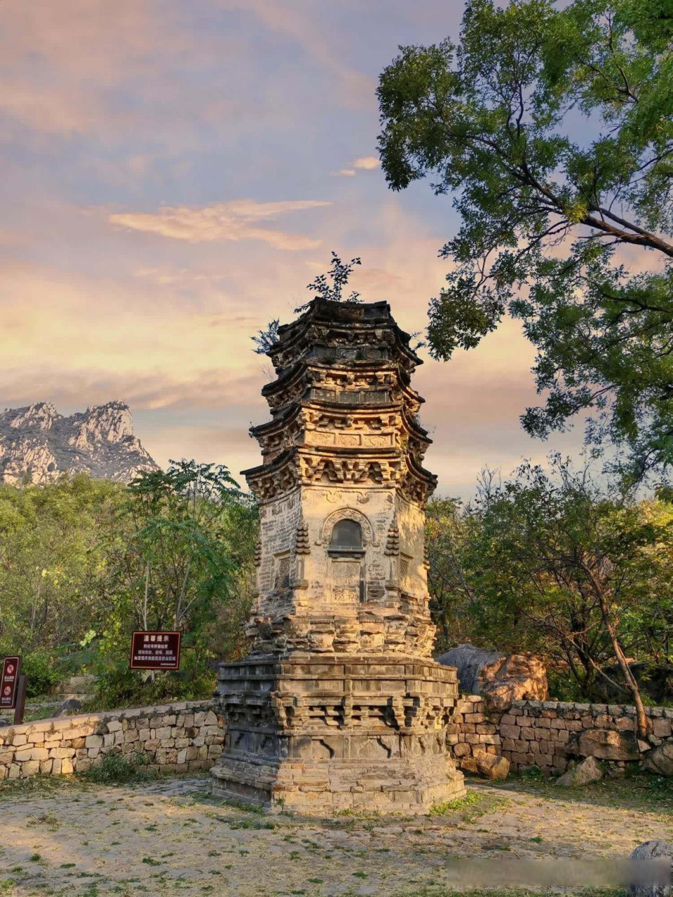 银山塔林位于北京昌平区兴寿镇西湖村,是中国古代佛教和砖石建筑的