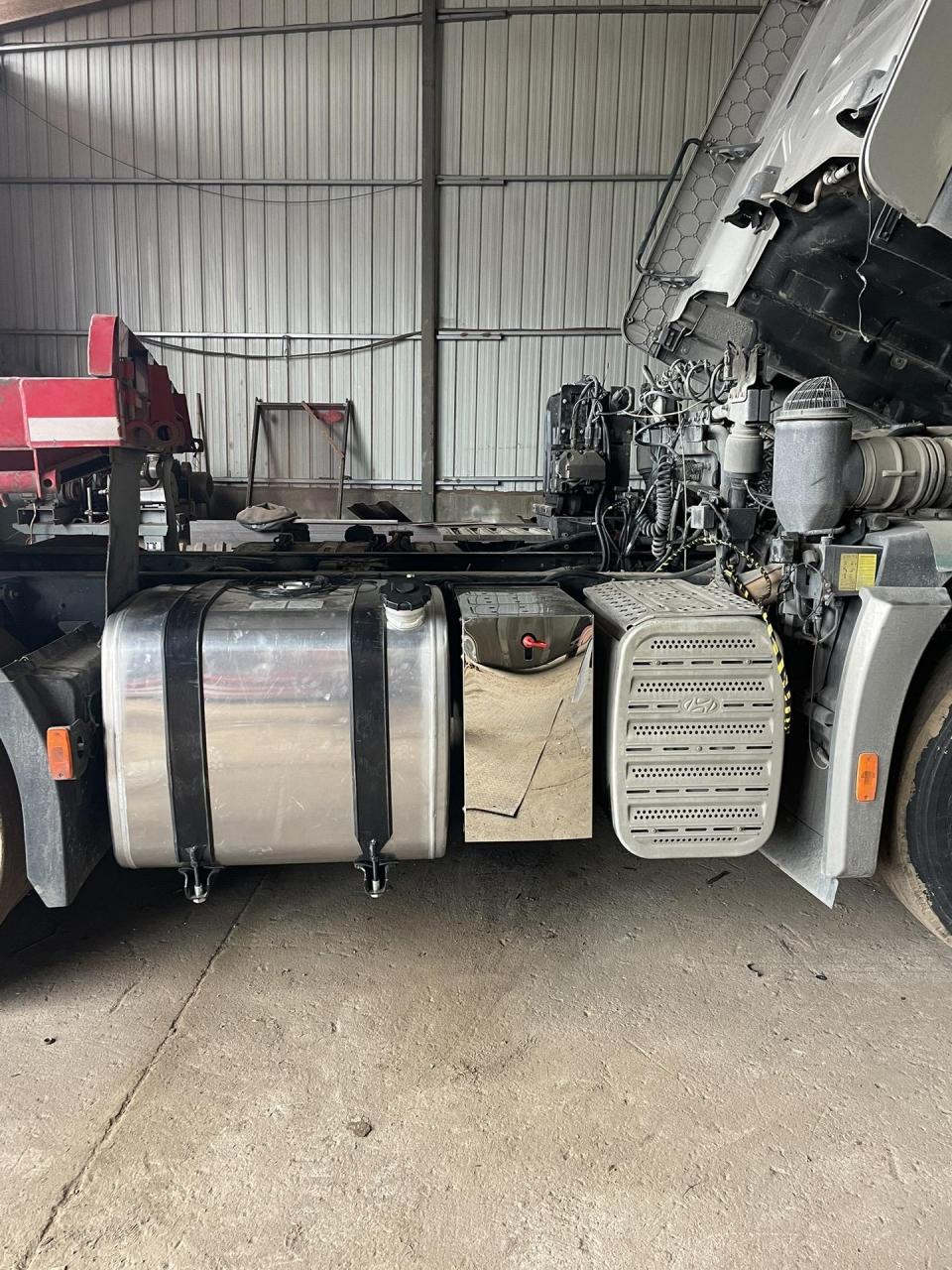 创虎 改装400升油箱.