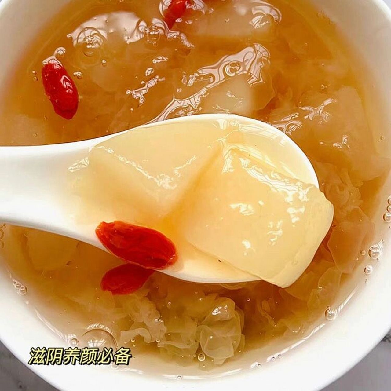 73冰糖银耳炖雪梨,养颜,润肺.做法简单,营养又美味.经常吃有益身体.