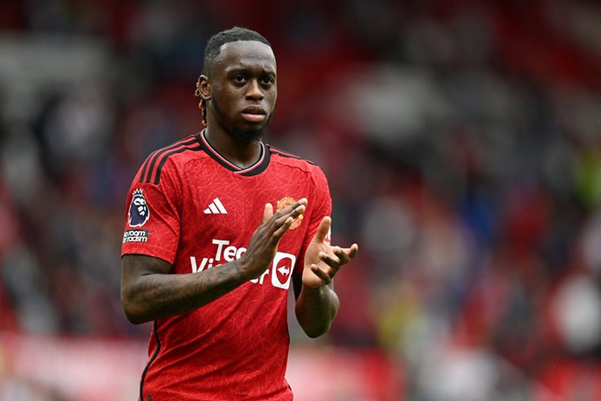 曼联官方:万-比萨卡上场比赛最后阶段受伤,预计将伤缺数周[生病]