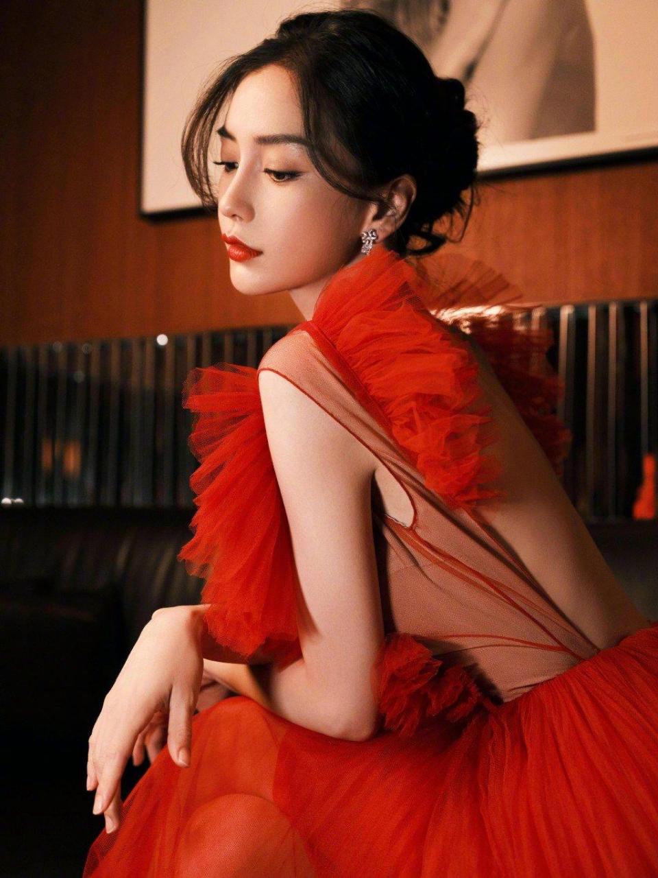 angelababy杨颖在北京电影节红毯的服装,美艳又充满心机.