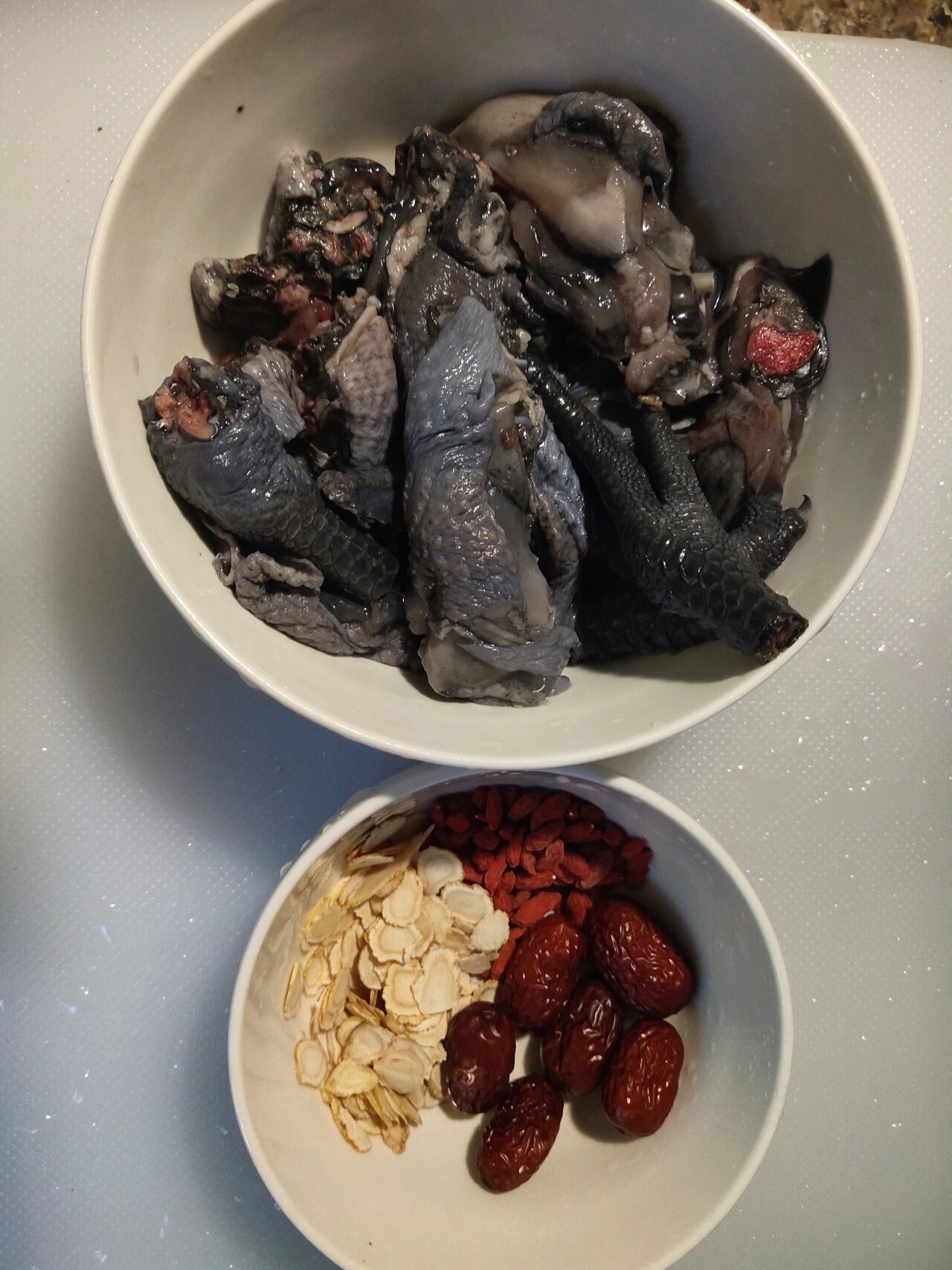 清热补血#花旗参乌鸡汤 食材:乌鸡半只,枸杞适量,花旗参适量,红枣6颗