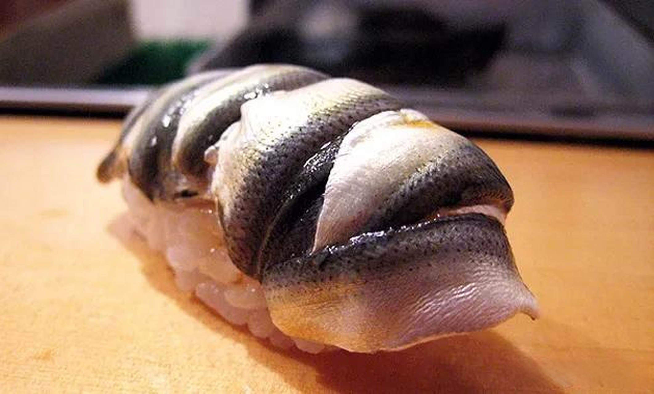 它是寿司屋中最炫目的光,古江户前寿司的主角,亮皮鱼中的横纲,江户前