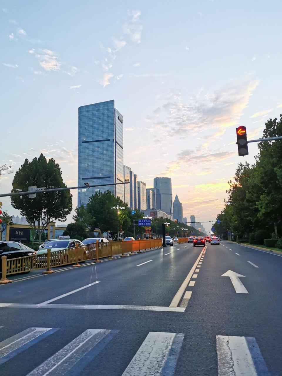 小城市的阳光.清晨第一缕阳光 今天的天空特别美 美好的一天又开始了