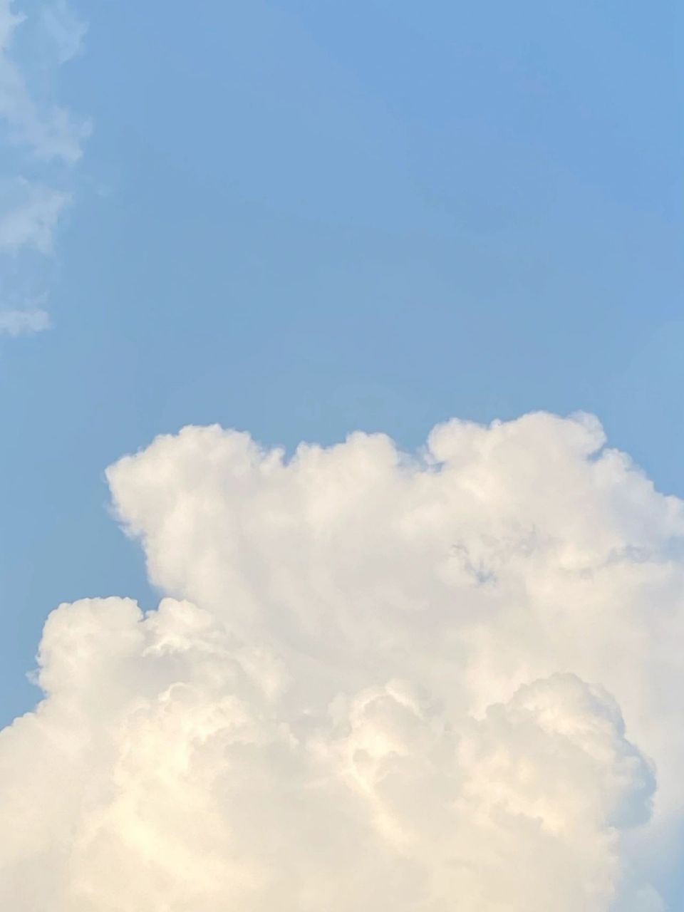 发光云☁️送你一张蓝天白云壁纸 这几天的云也太好拍了