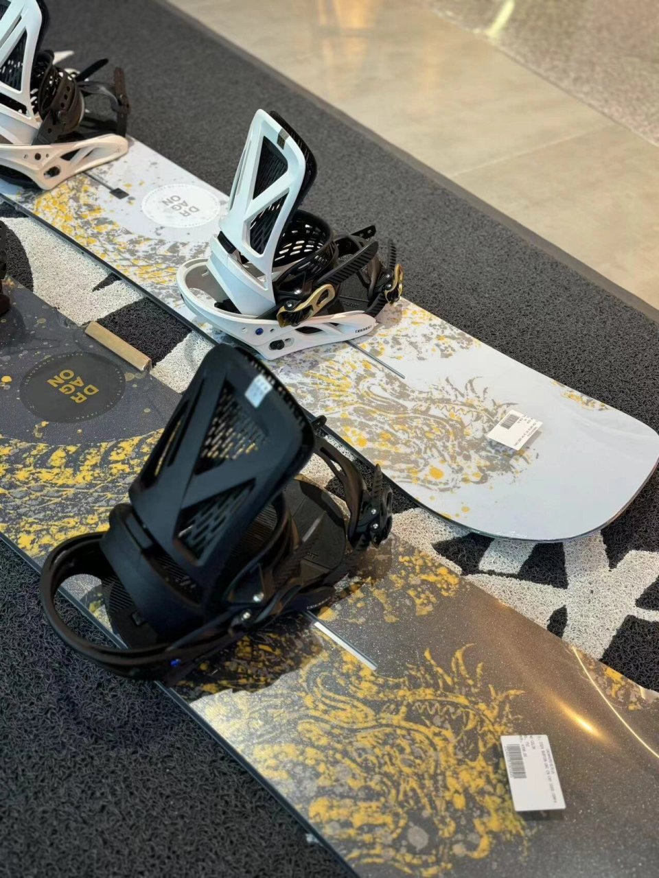 今日雪板推荐 23-24 burton龙年限定滑雪板 黑金色为男款 粉金色为女