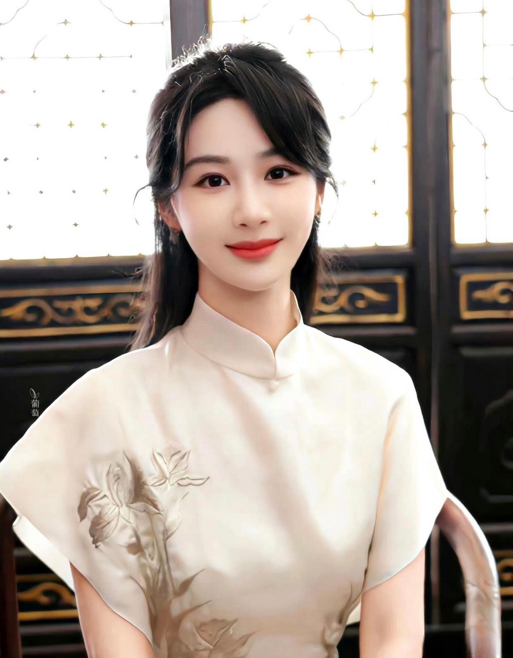 杨紫这组妆造,是民国风小白花天花板了吧