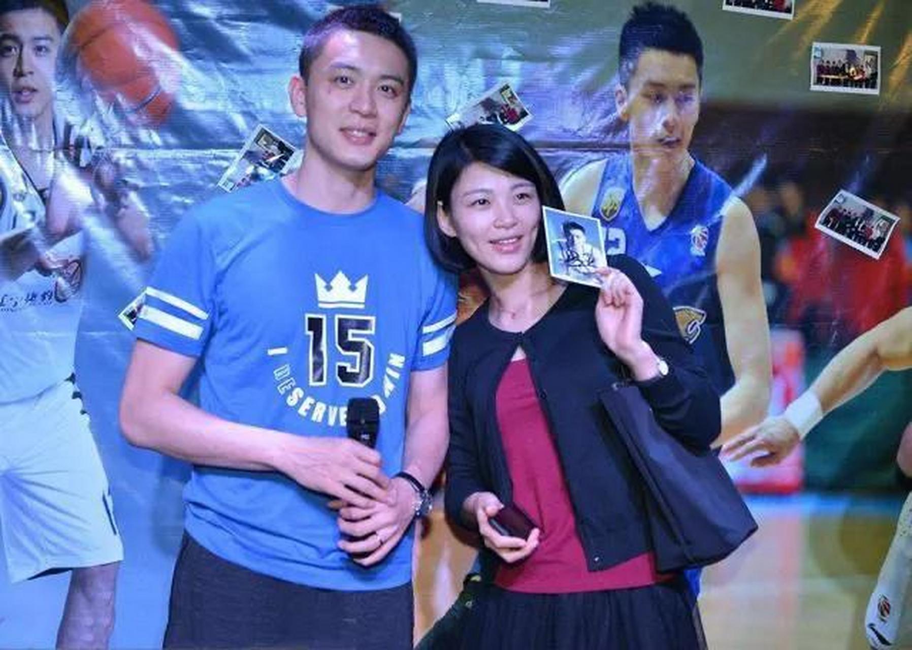 体育圈长相最帅气的杨鸣老婆发文"在罪恶中游泳的人,必将在悲哀中沉没