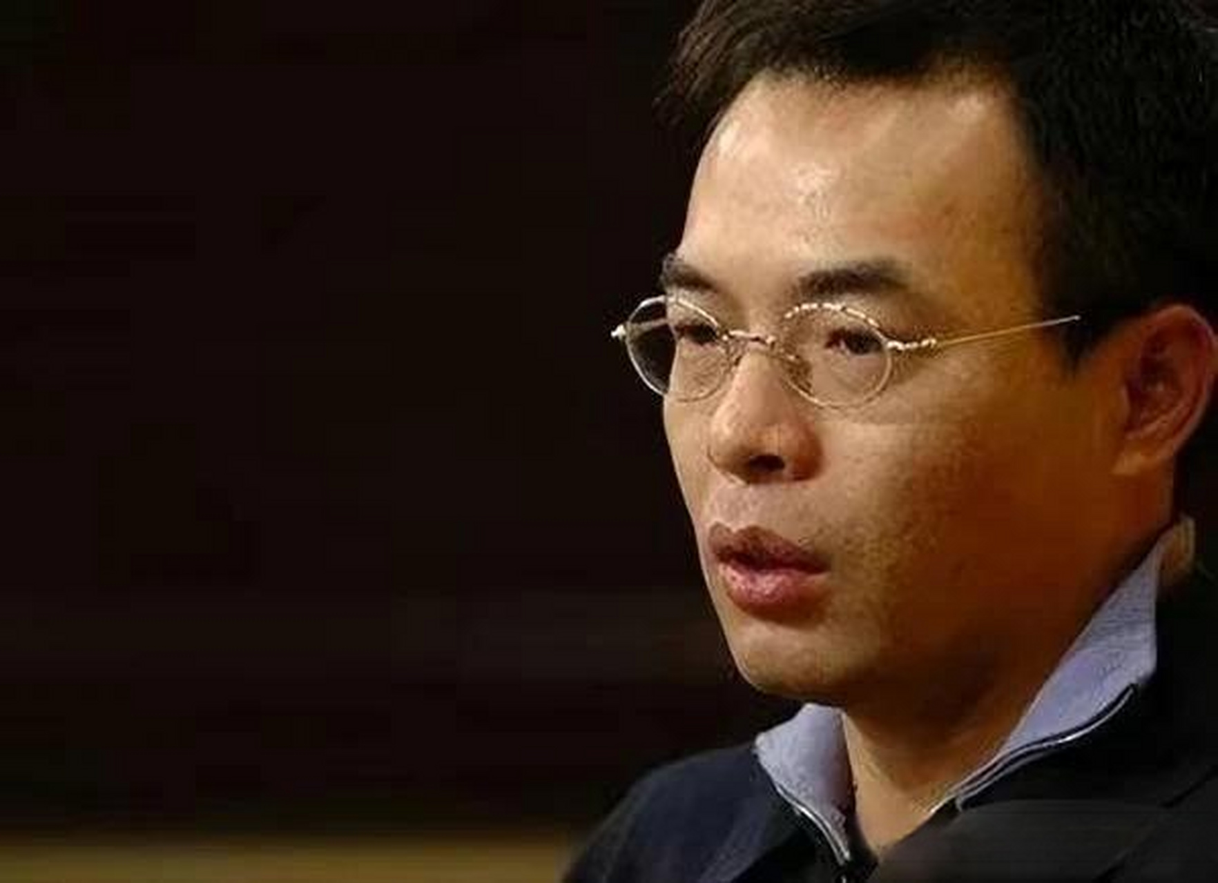 曾经和李嘉欣订过婚的"天上人间"老板覃辉在美国刑满出狱后被驱逐出境