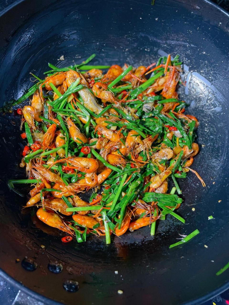 以下是一份韭菜炒小河虾的菜谱: 韭菜炒小河虾 食材准备: 小河虾 250