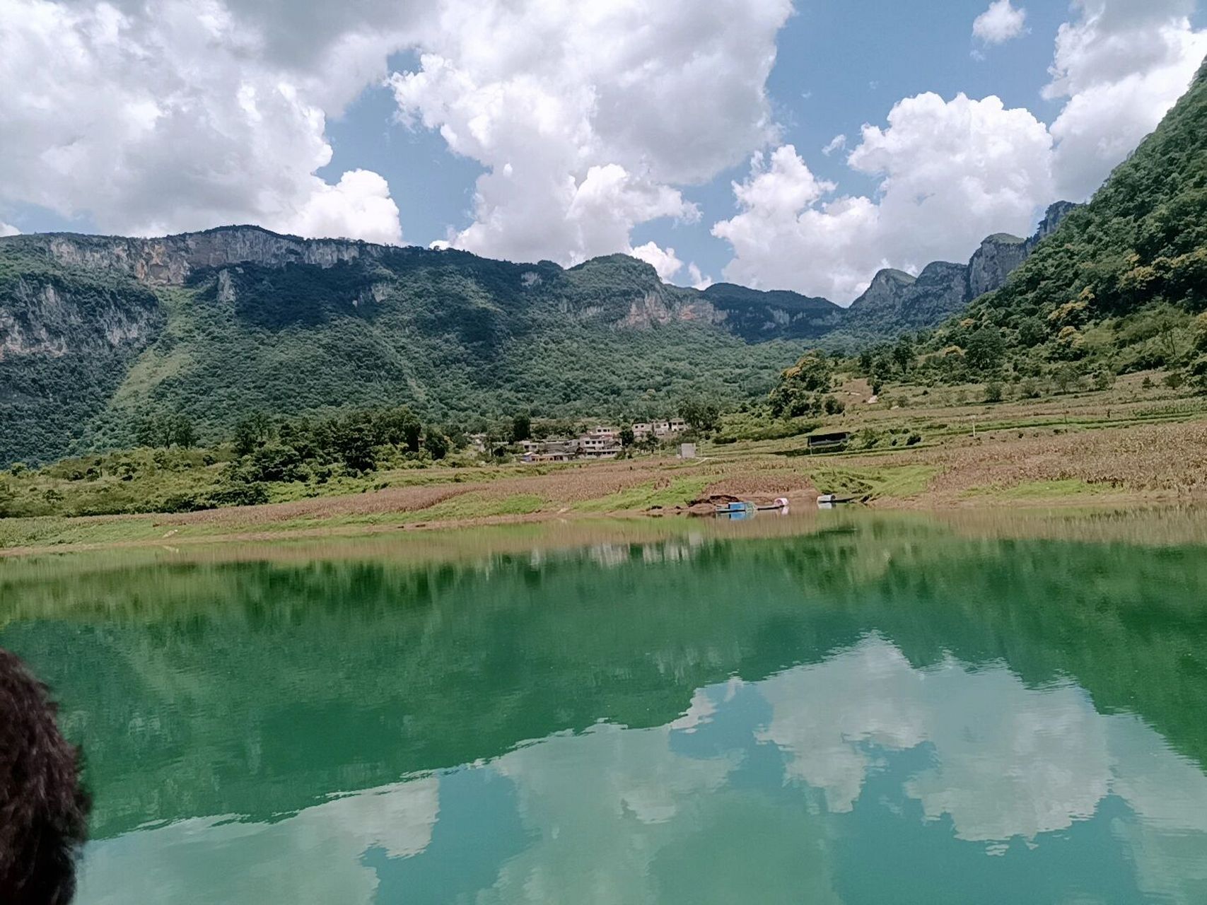 青山绿水六广河的美景