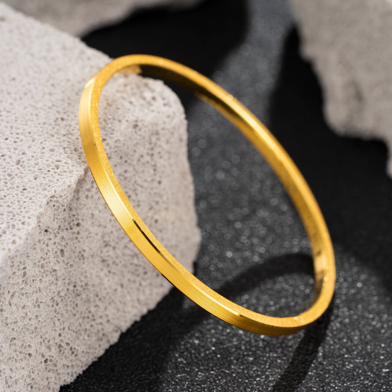 金和银的硬度都很低,但是金手镯相对软银手镯会硬些,如果金手镯和银