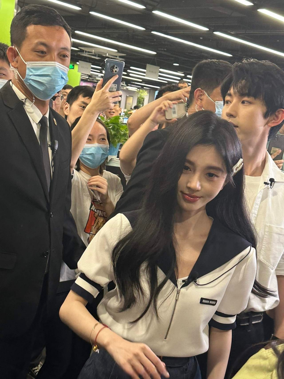 鞠婧祎路人镜头下的生图,你觉得和精修图差距大吗?