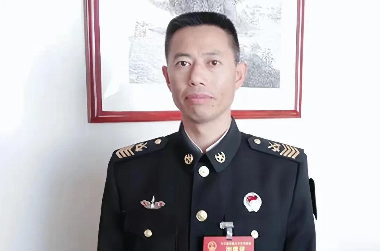 想想看,他们在部队里辛勤耕耘了至少25年,把青春都献给了军队,真是