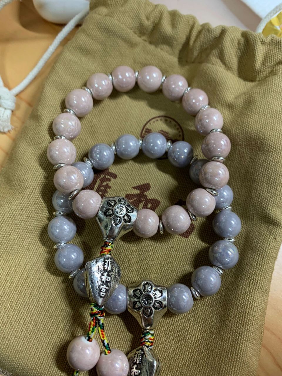 雍和宫手串确实有用 本来是吃完饭闲着路过,买了两张彩票,中600,逛完