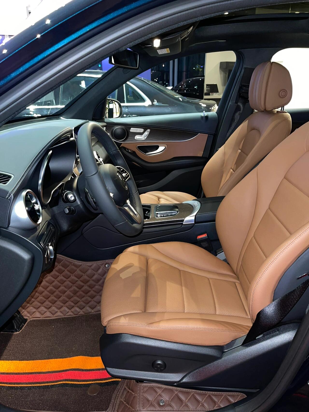 奔驰glc300l马鞍棕内饰 实车颜色yyds73 内饰比较小众的马鞍棕,看到