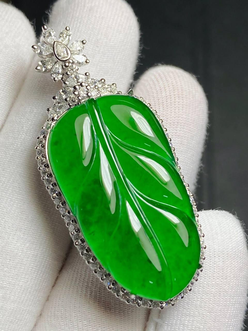 没想到危料翡翠叶子97镶嵌后接近帝王绿了 · 翡翠市场崩盘了吗?