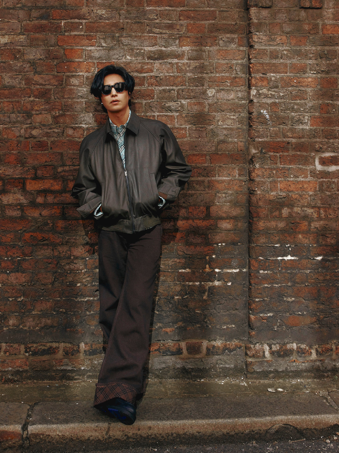 陈坤 身穿经典格纹衬衫搭配夹克外套行走于街头,有一种松弛惬意的感觉