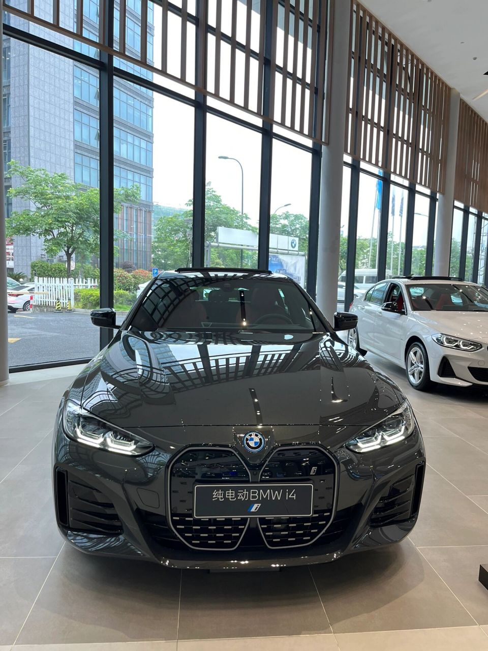 bmw i4 碧玺灰 一台始于颜值的纯电车 i4 40百公里加速仅5.