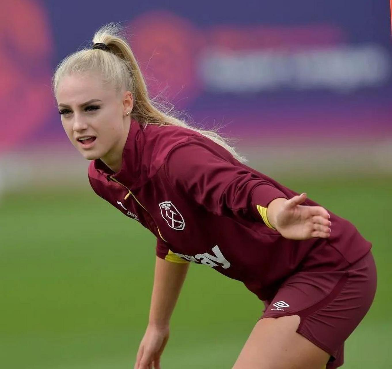 瑞士女足颜值担当:阿丽莎·莱曼 关注我,还想看谁听你安排[灵光一闪]