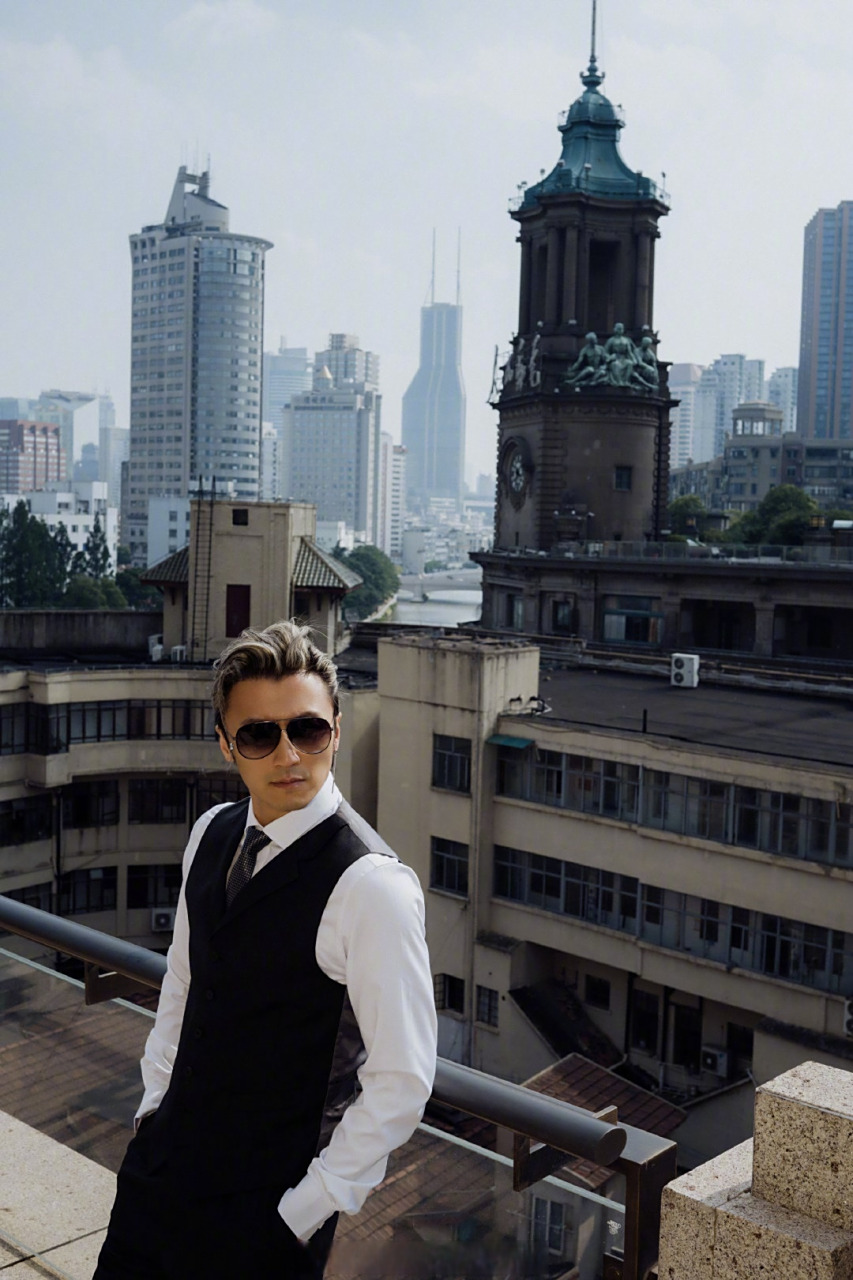 谢霆锋换了新发色# #nicholastse# 新鲜份的谢霆锋@锋味v 来啦!