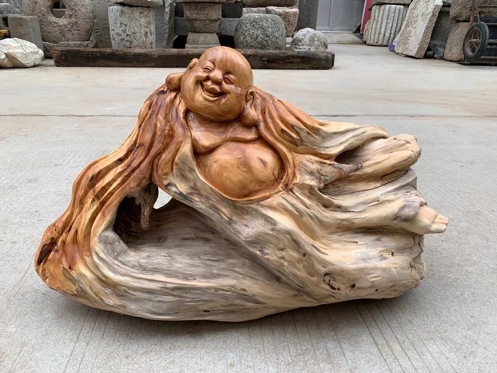 精品崖柏弥勒佛 根据崖柏天然结构,雕刻出弥勒佛的头部,使整体看起来