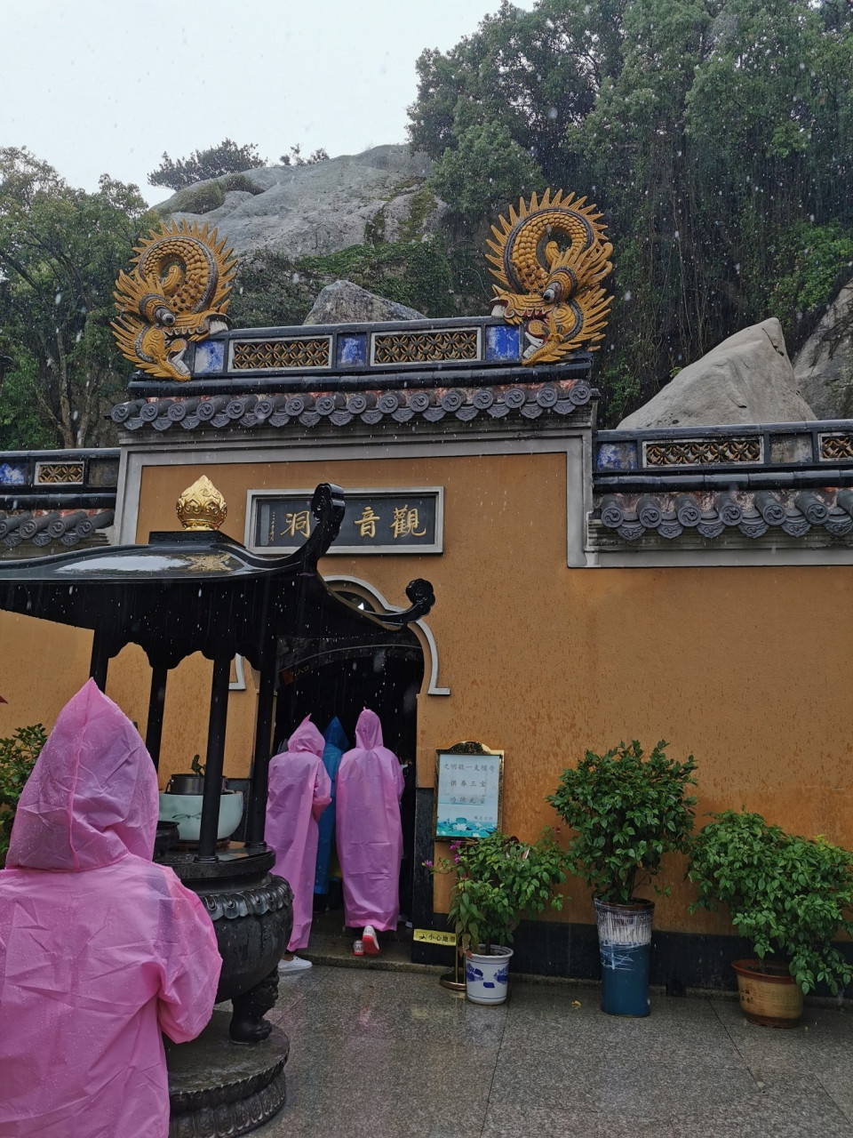 普陀山 观音古洞(梵音洞) 前面两年来普陀山 去的都是普济寺,千步沙和
