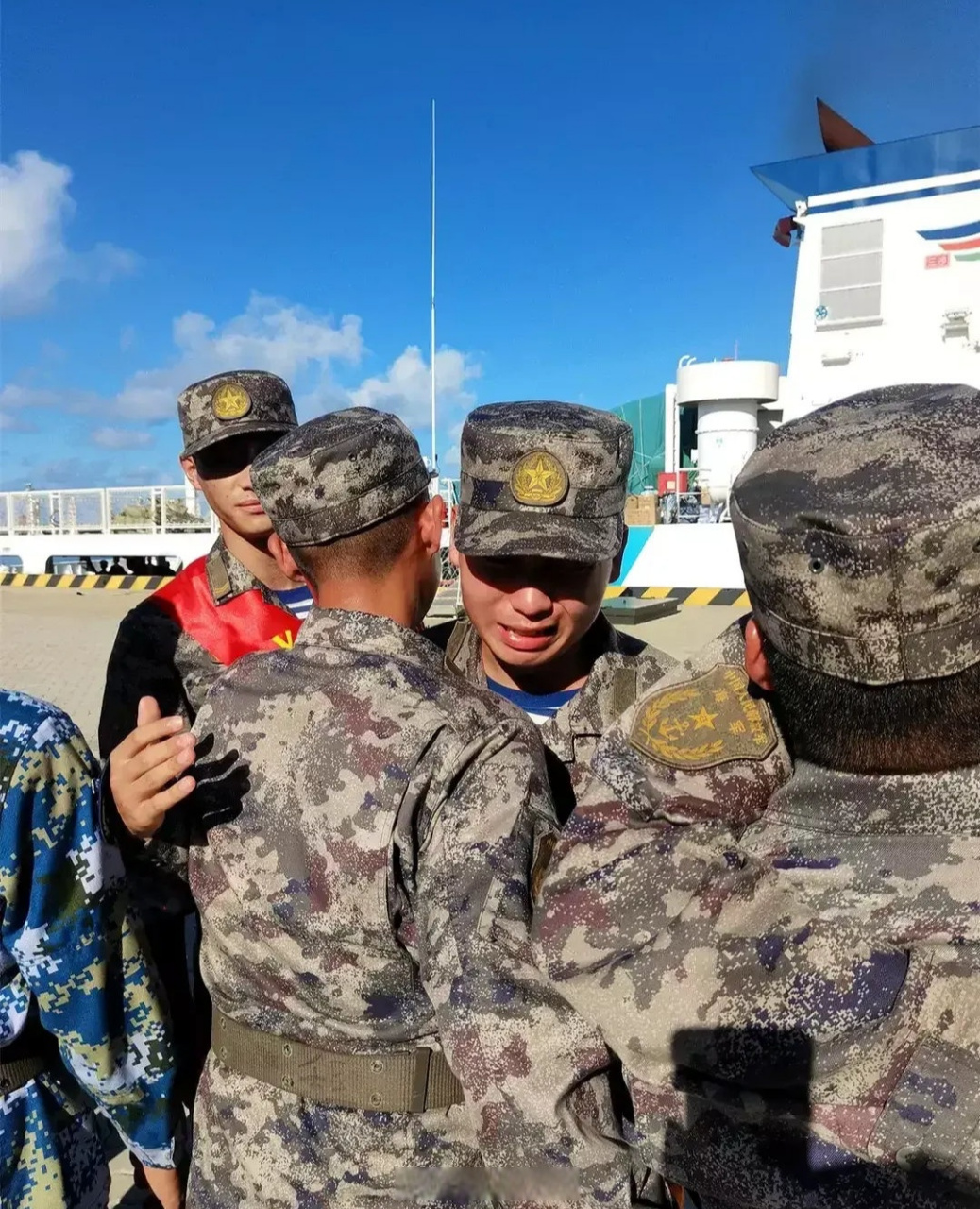 身穿21式岛礁作训服的海岛驻守退役士兵