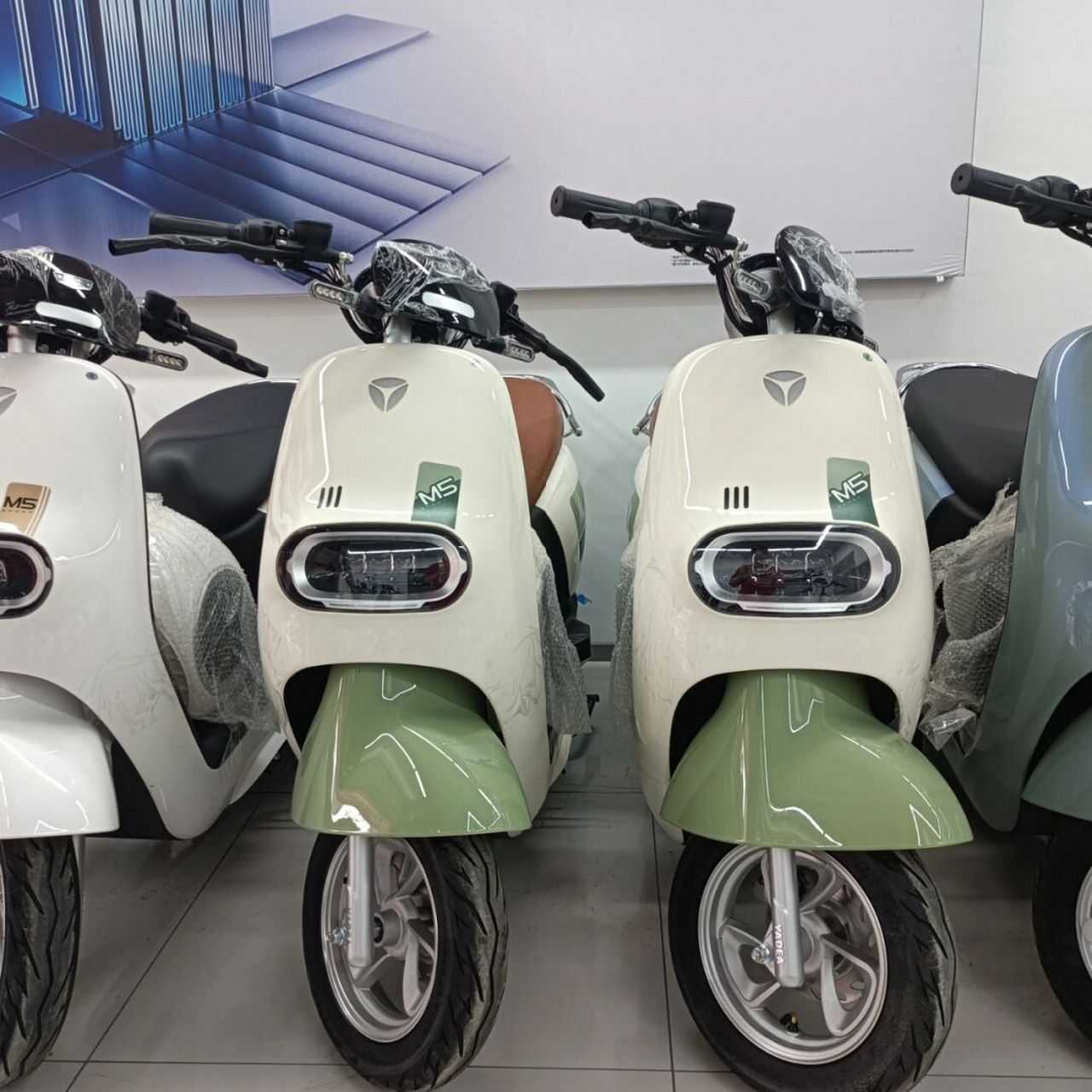 雅迪冠能m5电动车,石墨烯六个大电瓶72Ⅴ23ah保质二年,续航一百多公里