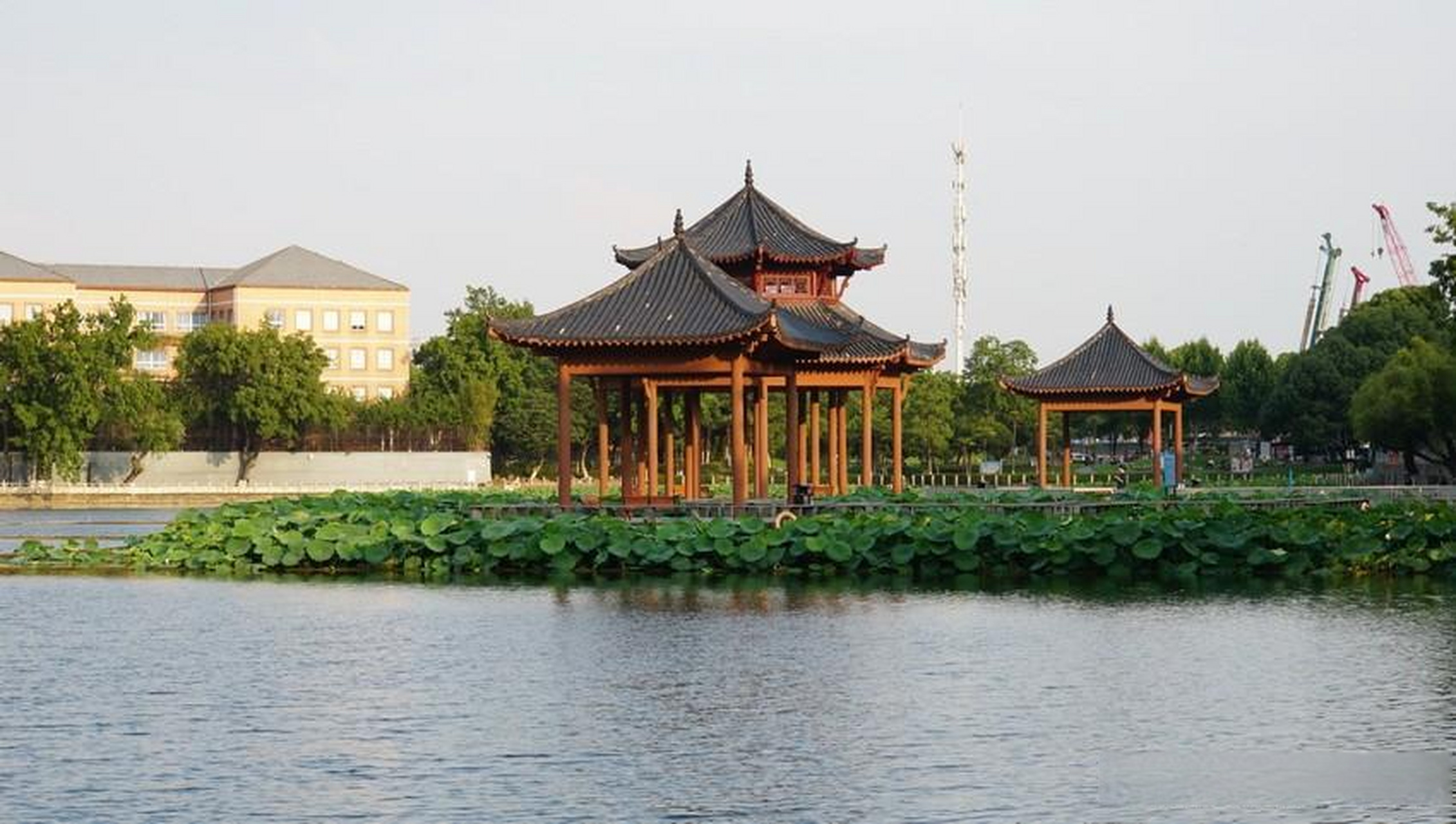 武汉莲花湖自古有之,原名莲花堤,现存湖面为古莲花湖的一部分.