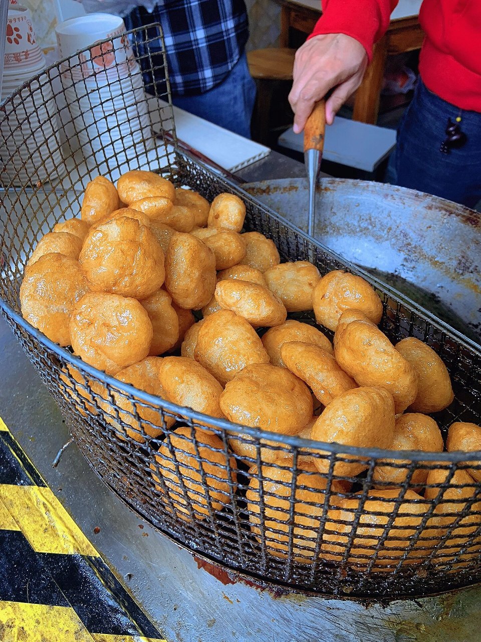 来长沙一定要吃老头子糖油粑粑 认准湖南大学小吃街,老头子糖油粑粑!