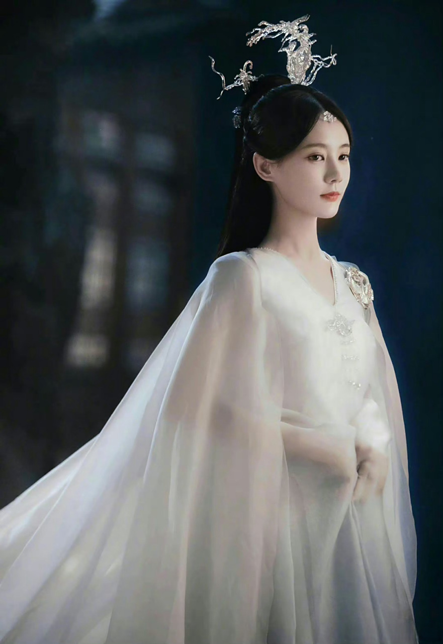 李一桐现代装总会让人记不住,甚至网友把她认成了别人.