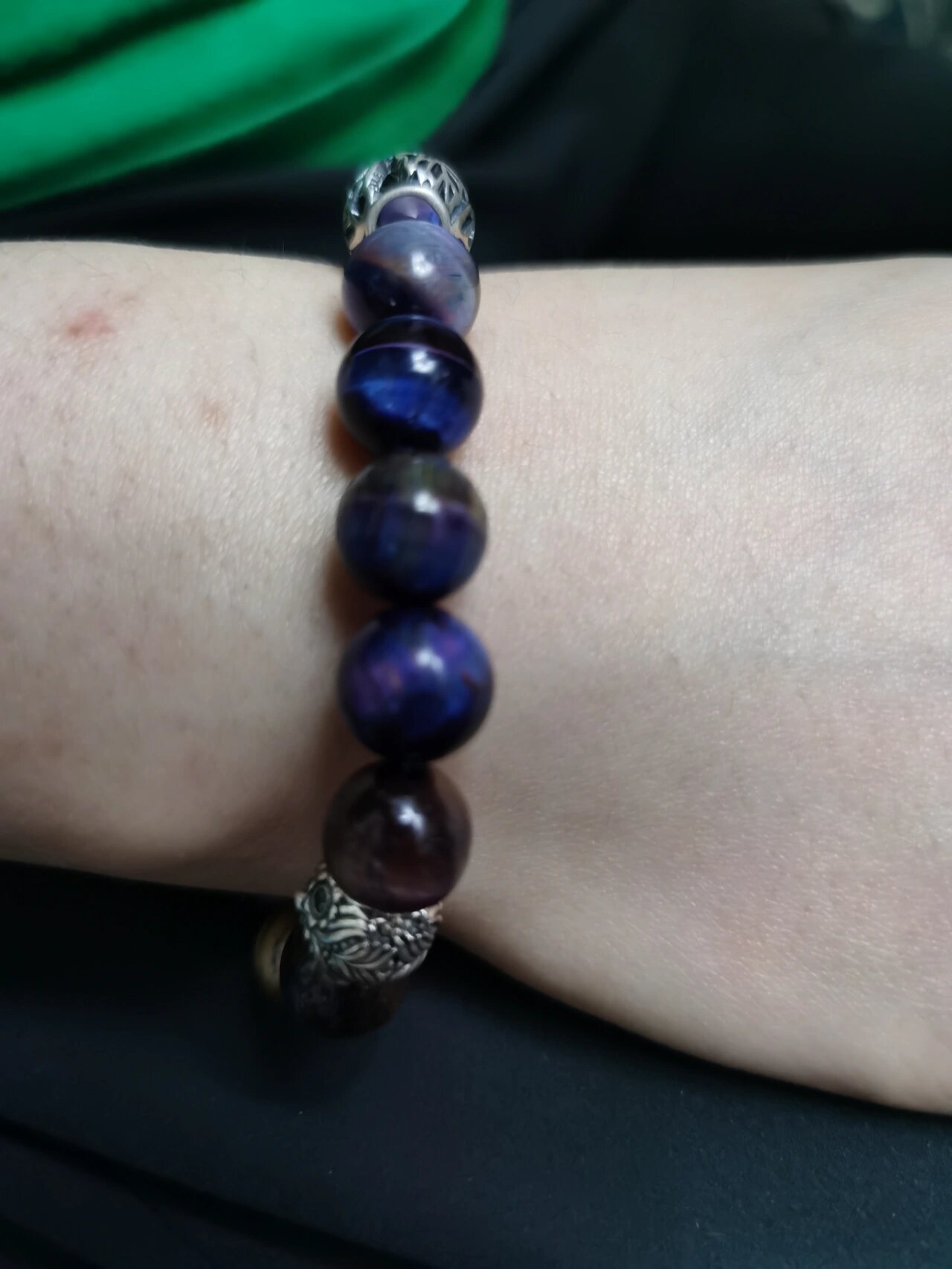 买了15棵炫彩猫眼舒俱来手串有点小了,加上三棵闲置的潘多拉,惊艳到