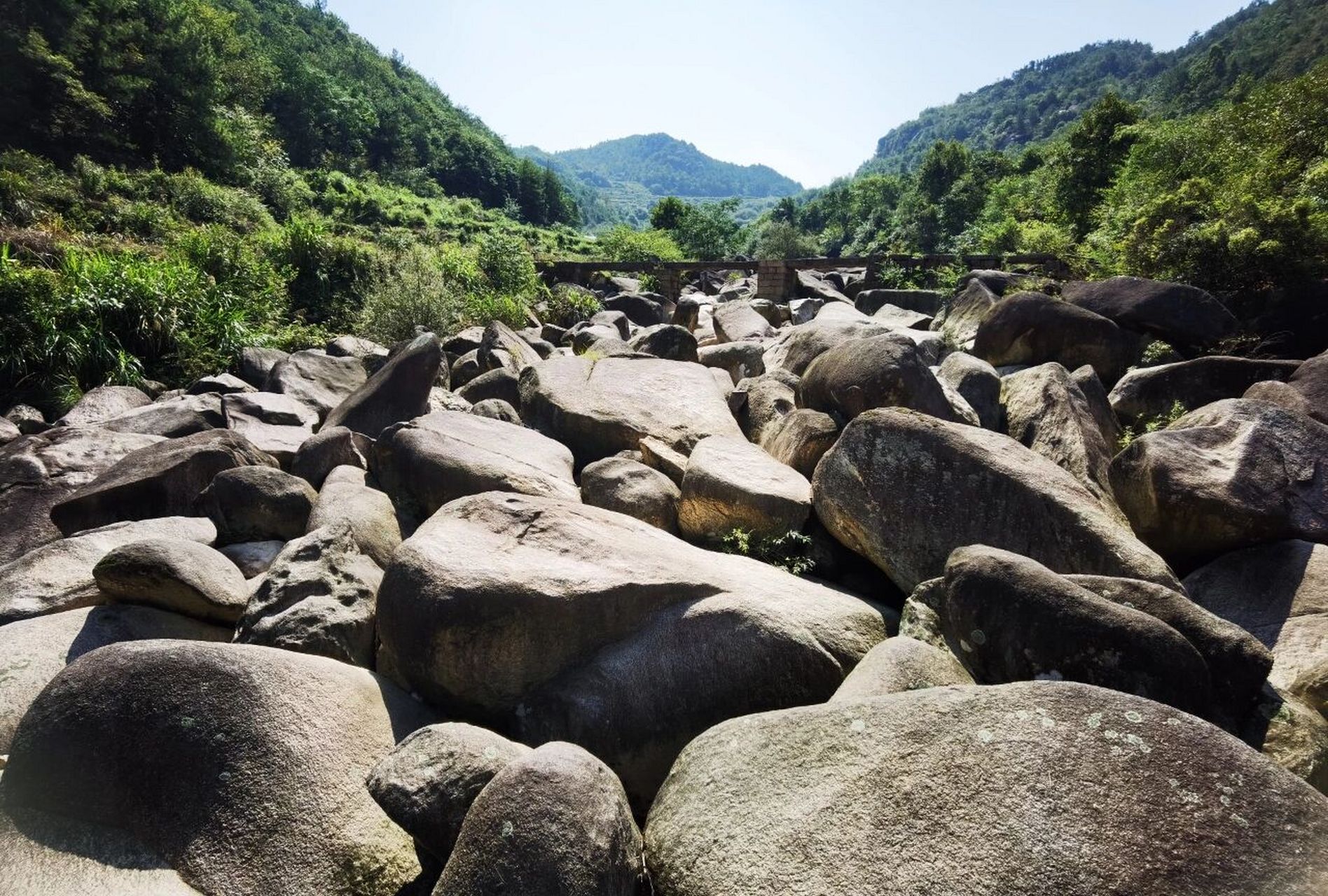 这个小村落居然藏着有200多万年历史的遗迹 万马渡位于新昌县儒岙镇皇