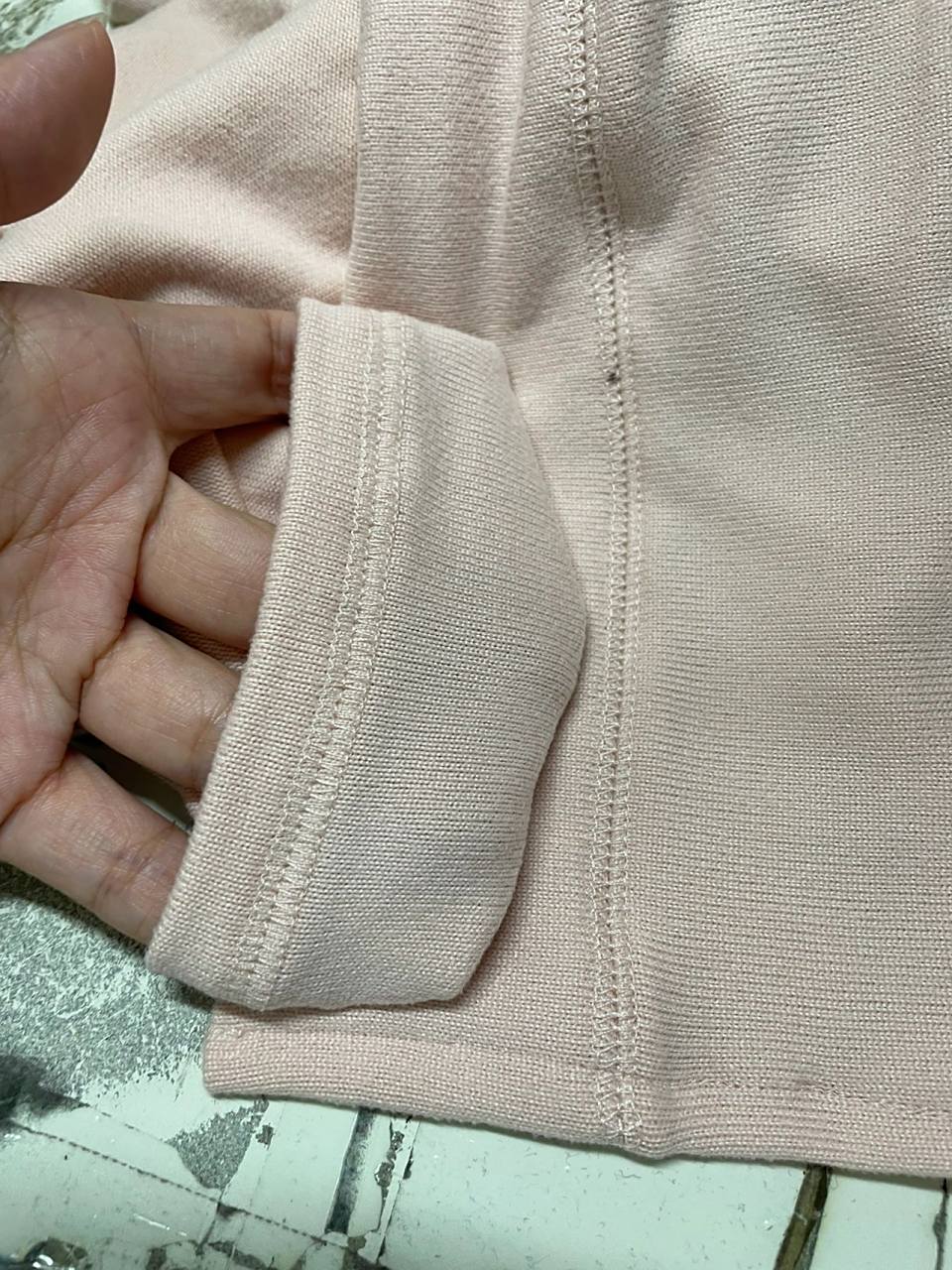 教你买衣服看针脚,这种叫三针五线 这种做工算中等,一般是质量还可以