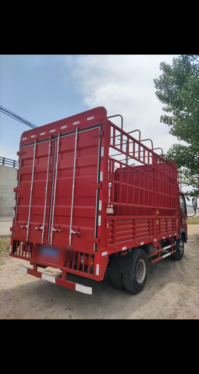 精品二手车 16年3月国四重汽豪沃带卧铺4米高栏 130马力,6档,825轮胎