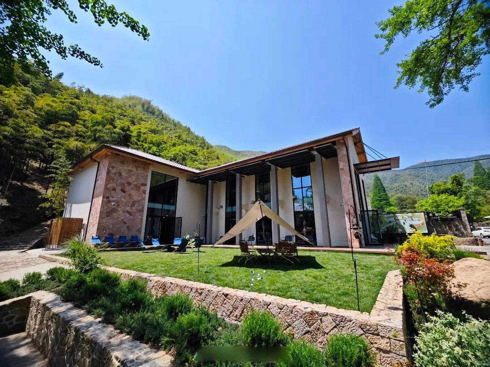 【人民日报:浙江省德清县莫干山镇仙潭村——青山绿水间,民宿迎客来】