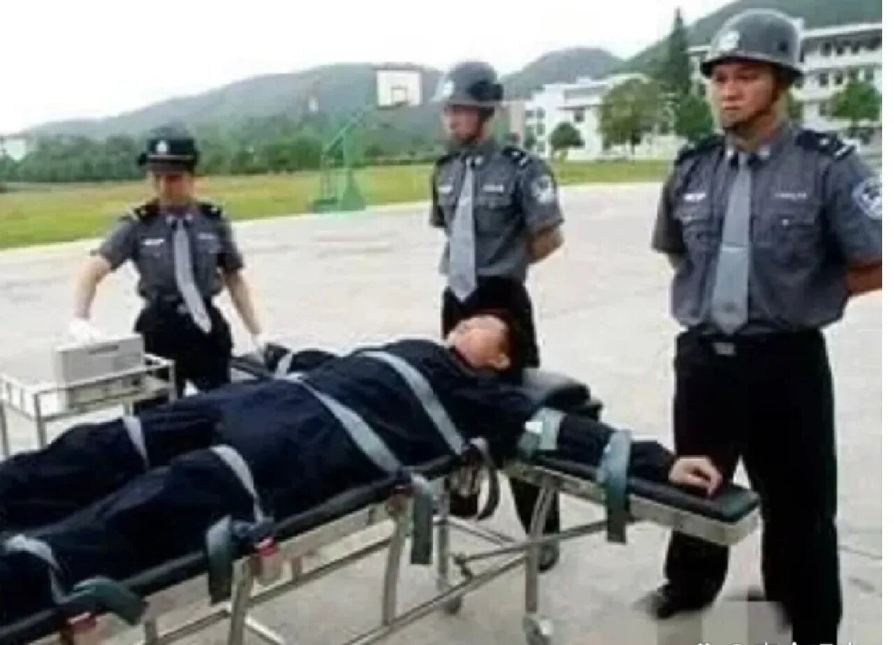 这张照片拍摄于2010年左右,江苏省南京市一位死刑犯被绑在死刑执行床