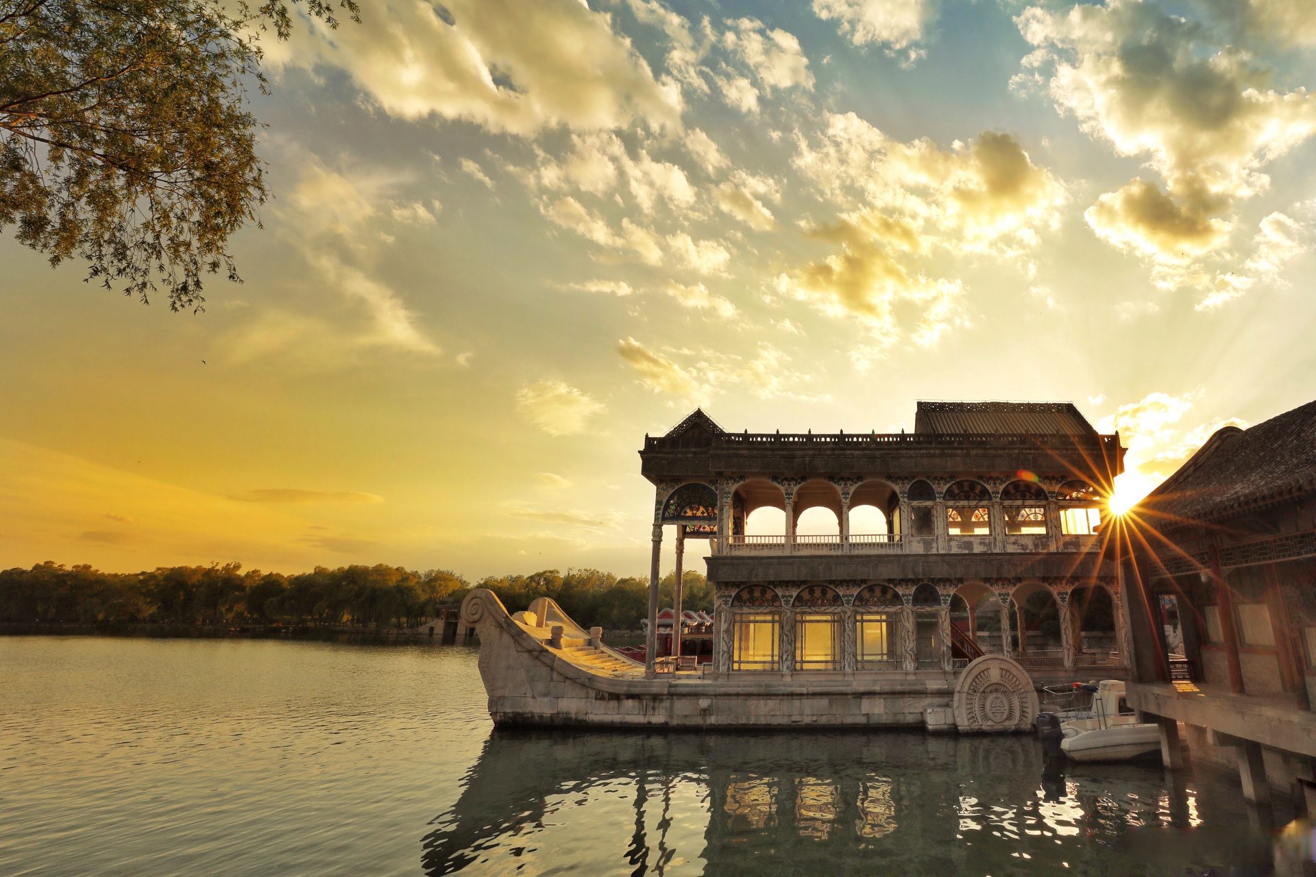 颐和园,以昆明湖,万寿山为基址,以杭州西湖为蓝本,汲取江南园林的设计