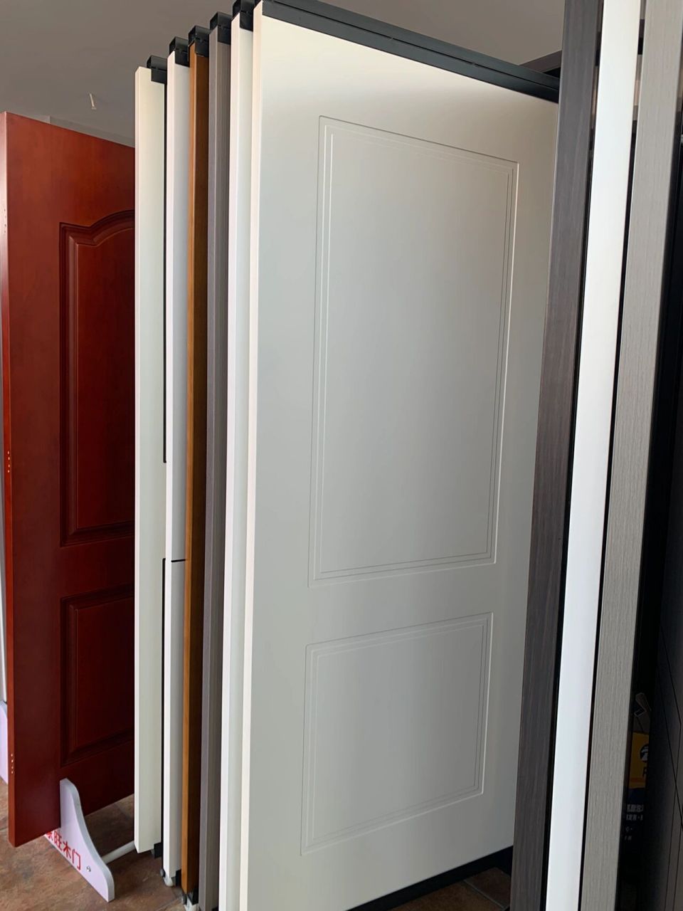 卧室都定的图一纯白色实木烤漆门～ 图二是长虹超白玻门,颜色换了