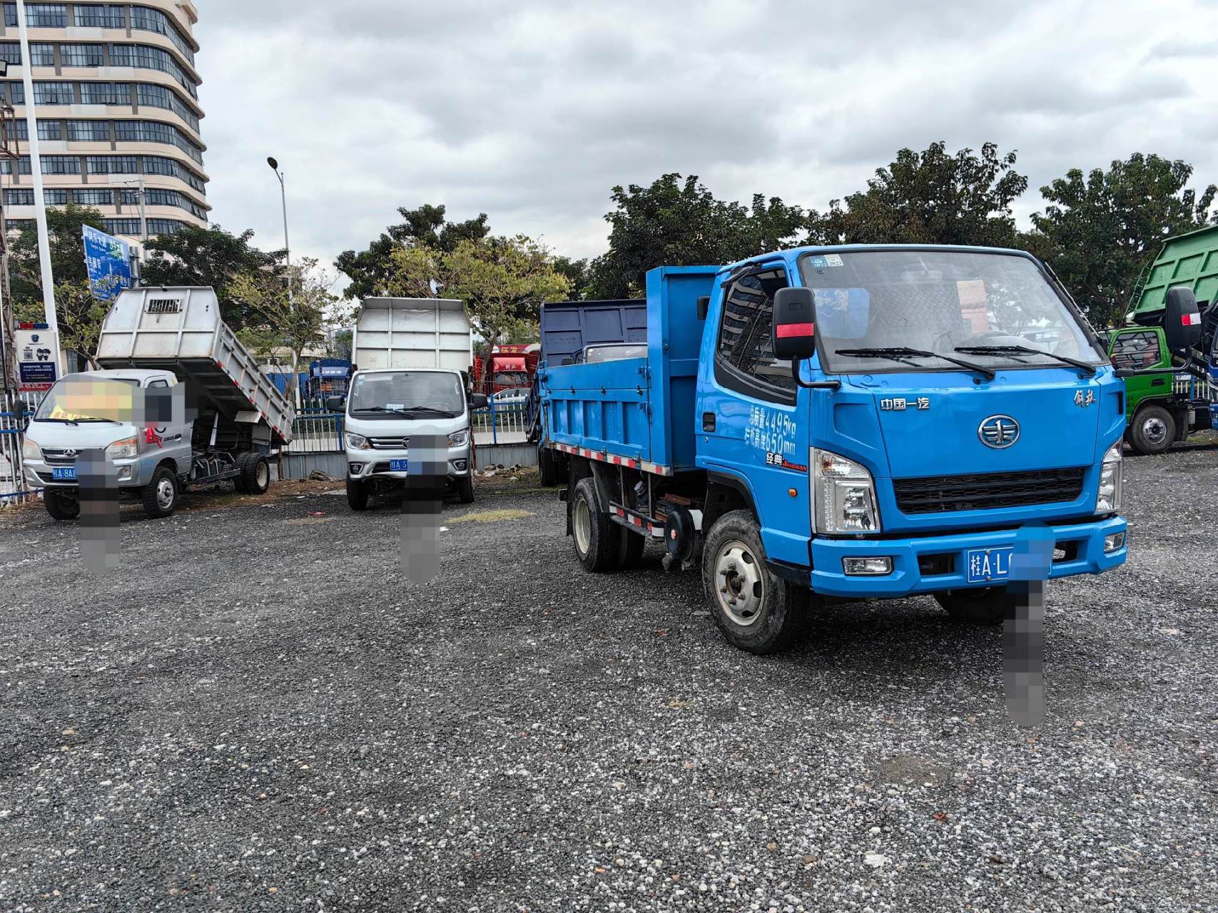 二手蓝牌自卸翻斗车.
