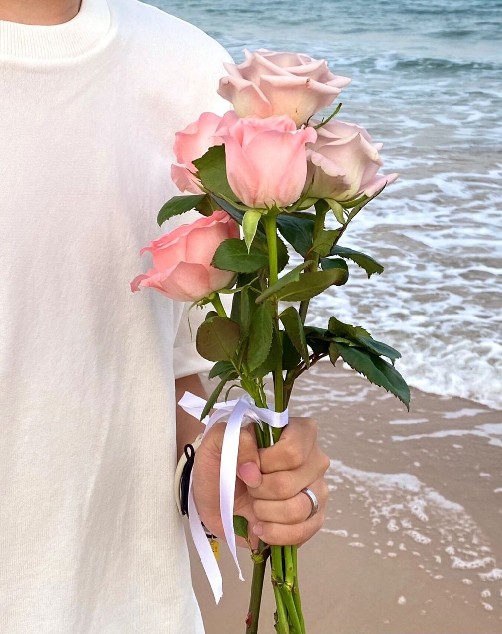 海边氛围感情侣头像|一束花的浪漫93 和62npy在海边拍的 	 青岛的