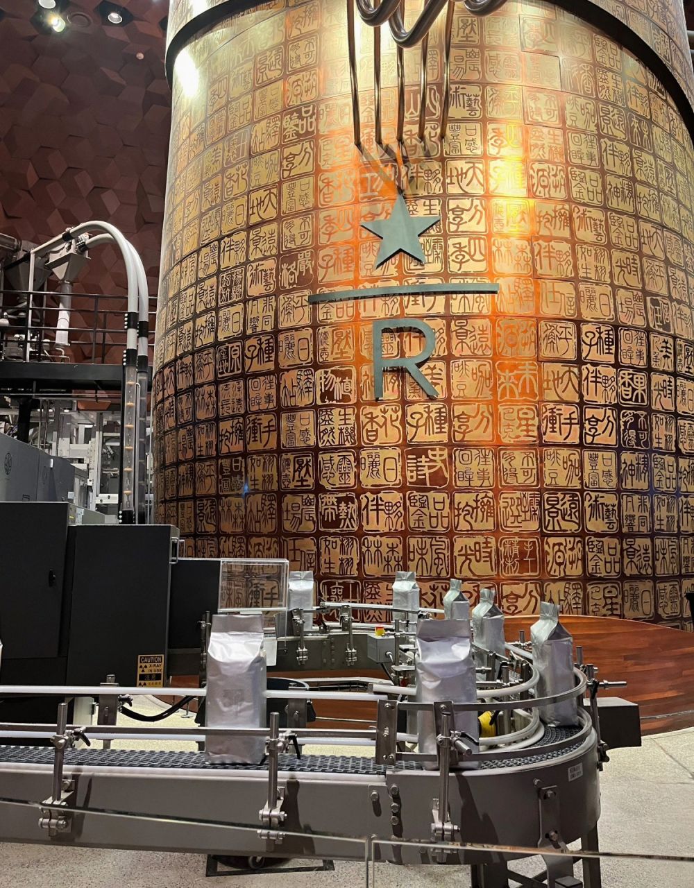 探访全球最大的星巴克上海旗舰店 全球最大的星巴克店就在魔都 2700多