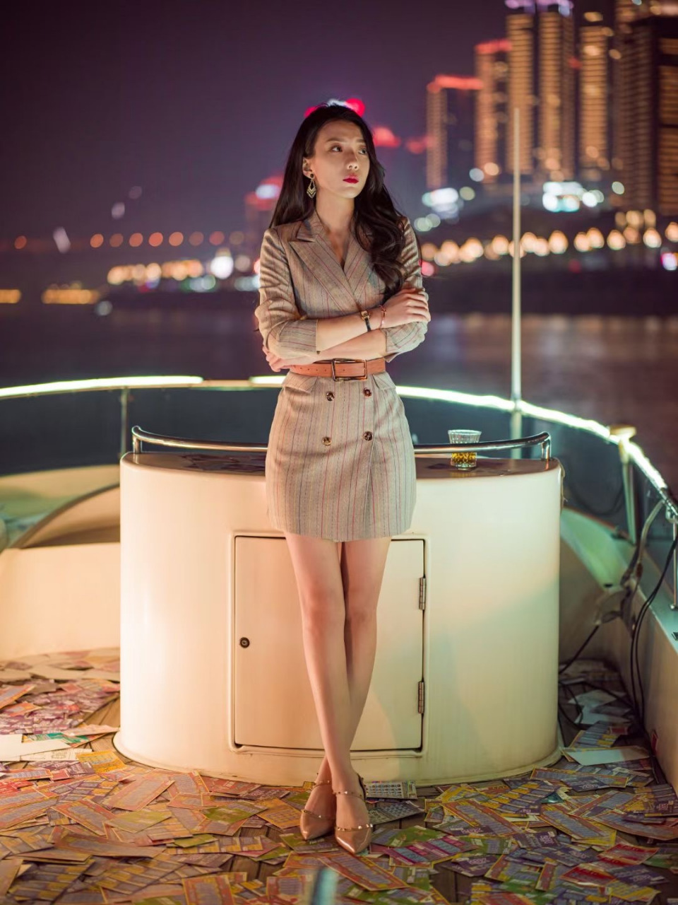 演员王薇在电影《金牌保镖》里饰演钱心,她说"要么跟我干,要么对着干"