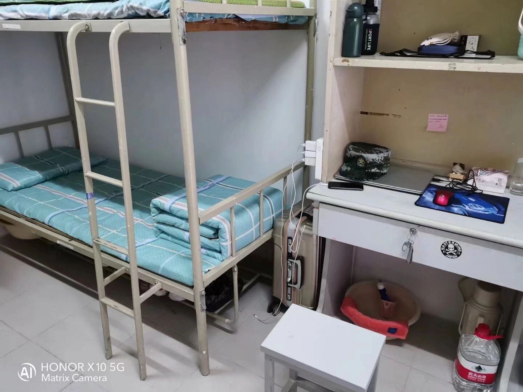 江苏大学真实宿舍 这是d区,是没有上床下桌的