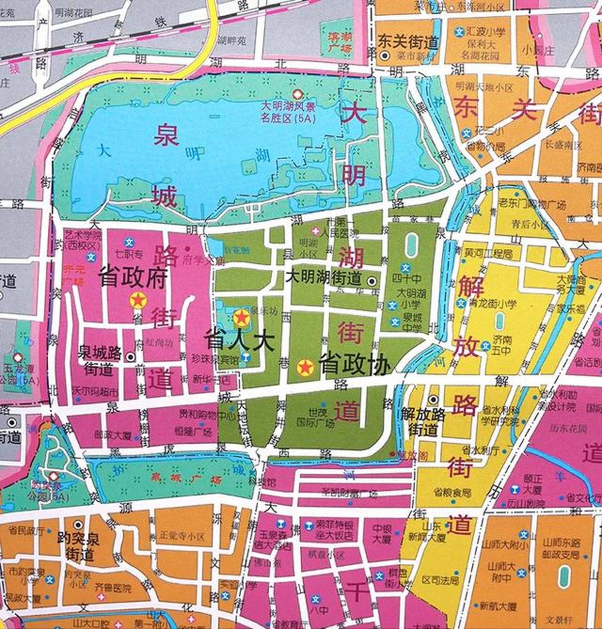 大明湖在山东济南市历下区,一半属于大明湖街道,另一半属于泉城路街道