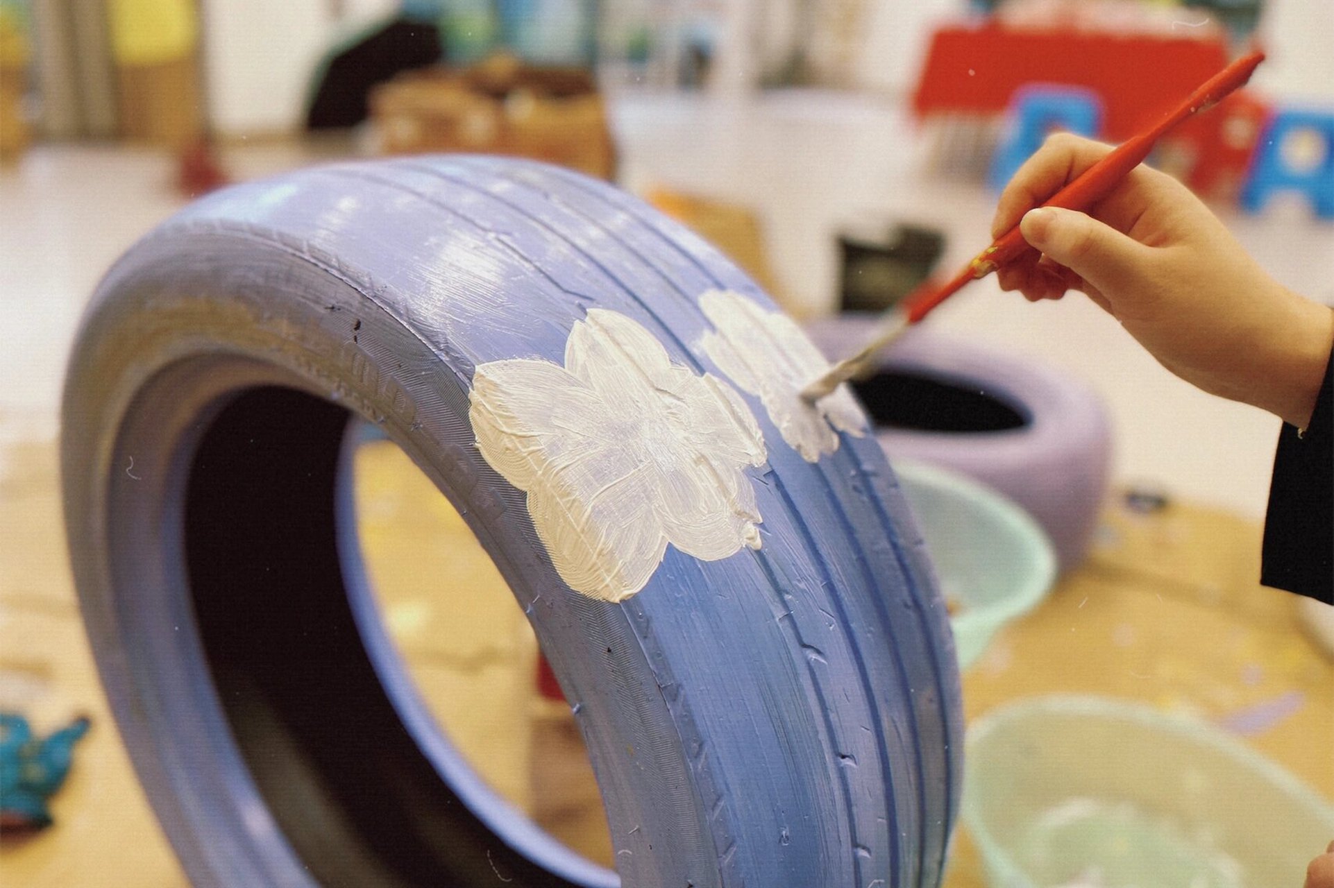 轮胎绘画 幼儿园环创 美工区 材料需要:丙烯颜料   刷子  轮胎 搜索