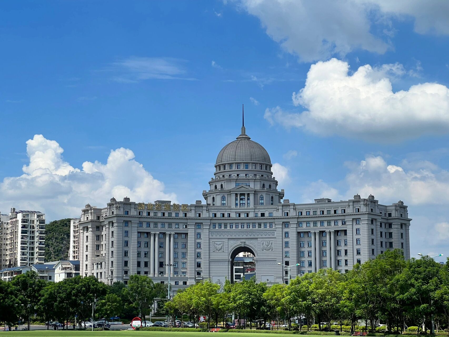 打卡柳州白宫 星期一的两三点去一个人也没有 在树荫下拍照也不用被晒