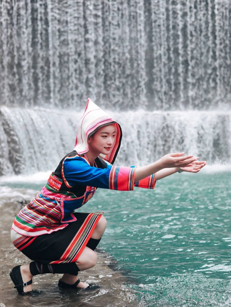 7815基诺族服饰: 95头饰: 女子传统的头饰为白色"砍刀布"做的